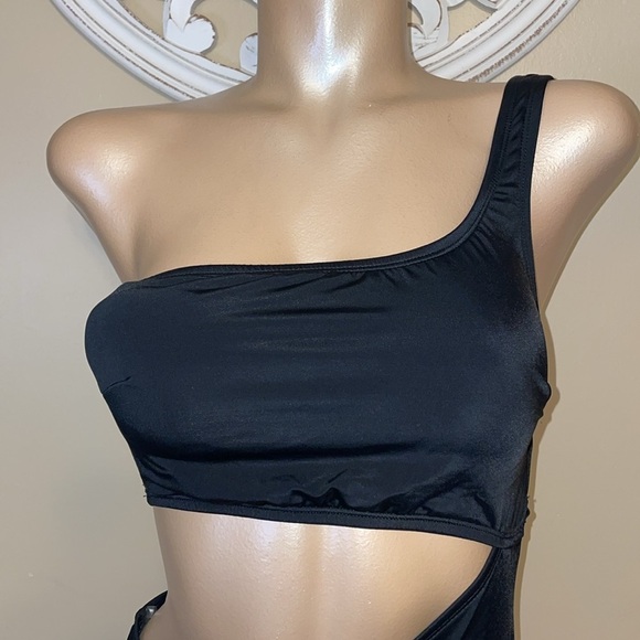 Shade & shore womens medium 8 10 bathing suit swim Black One Shoulder Cutout NWT - Picture 2 of 9